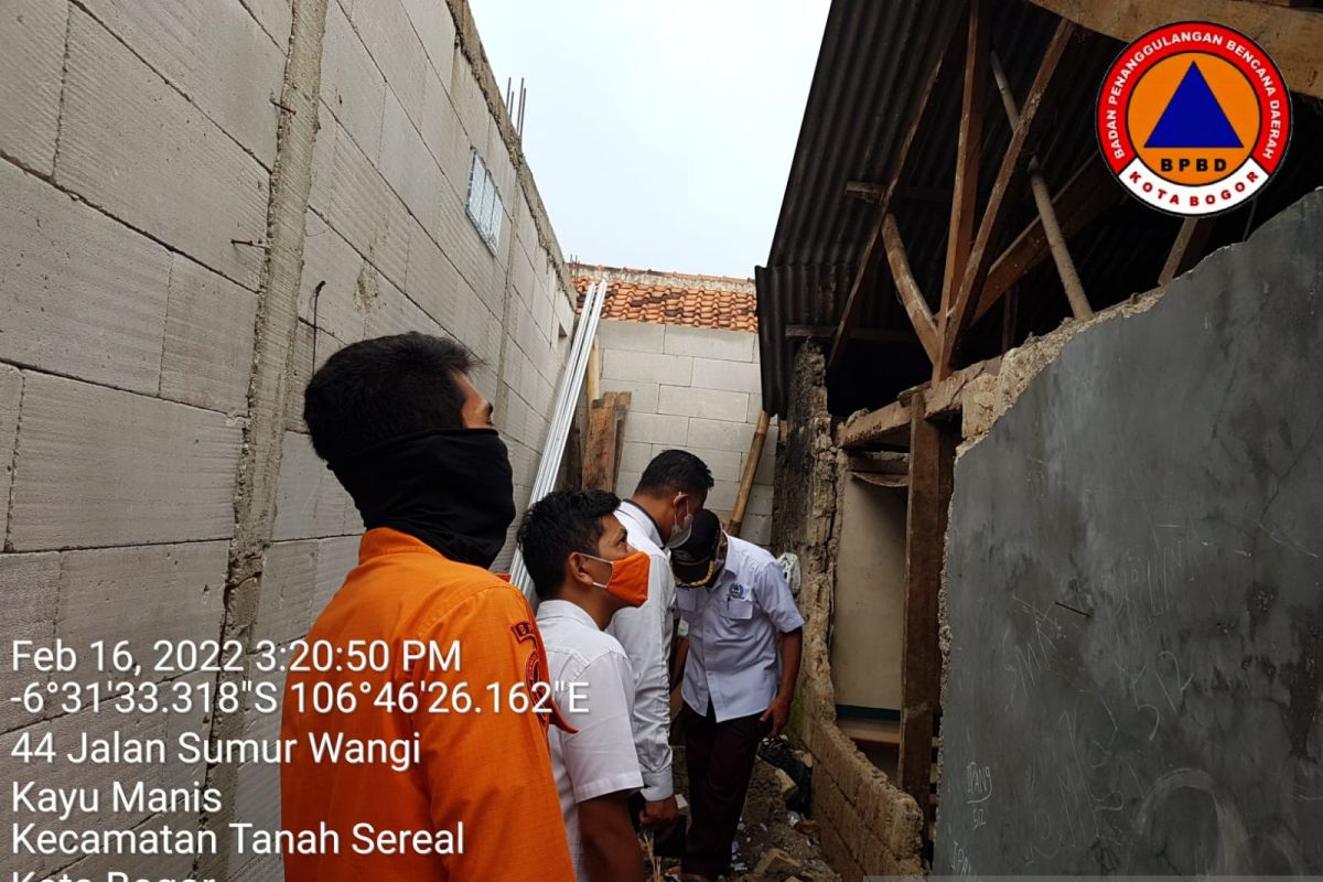 Dua rumah ambruk diterpa angin kencang di Kota Bogor