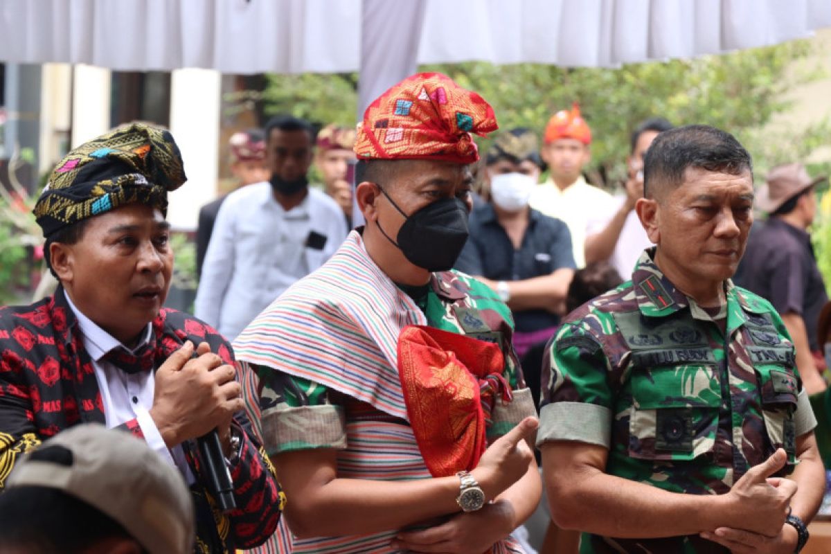 Pangdam Udayana memerintahkan Prajurit TNI bantu atasi kesulitan Warga