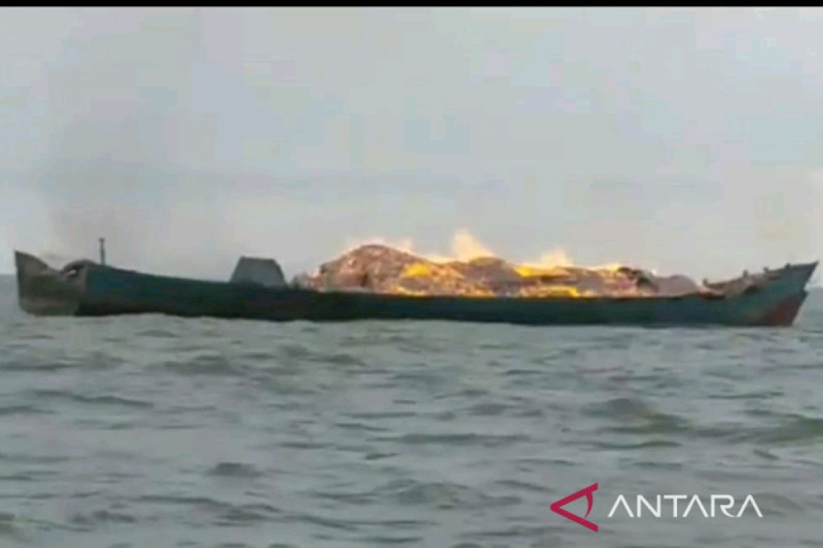 Kapal tujuan Malaysia terbakar di perairan Meranti, dua orang dalam pencarian