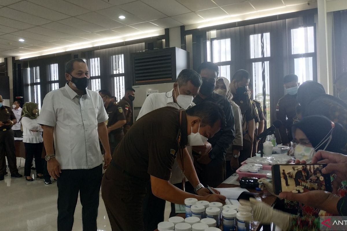 Kejati Kalbar gelar tes urine dadakan bagi 200 pegawainya