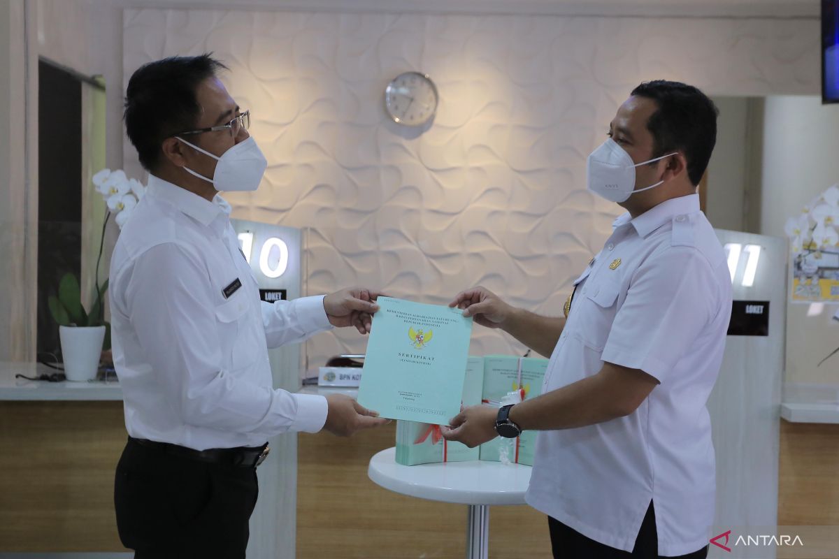 Pemkot Tangerang menerima sertifikat 103 bidang aset barang milik daerah