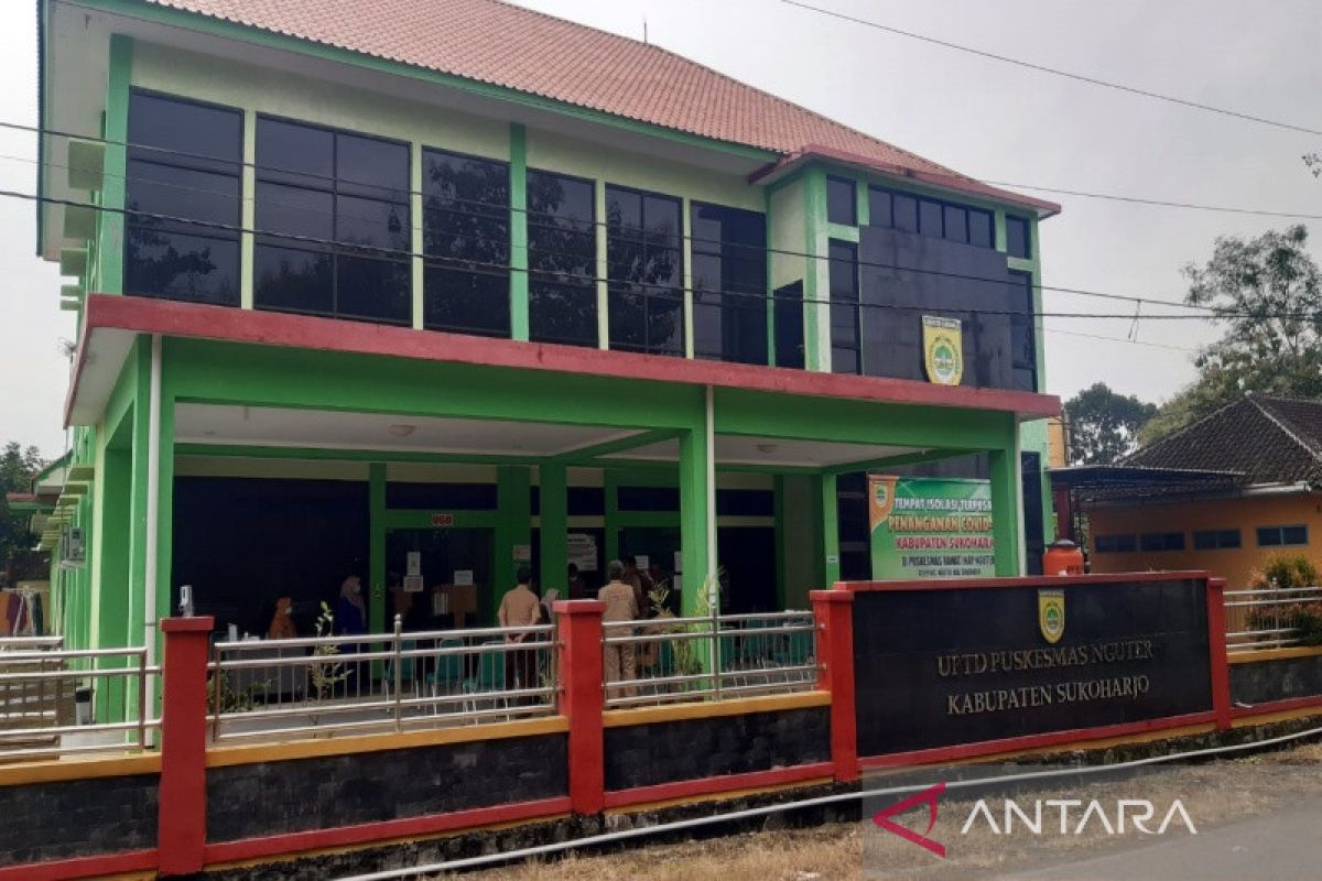 Satgas COVID-19 Nguter  Sukoharjo pasang stiker rumah warga isoman