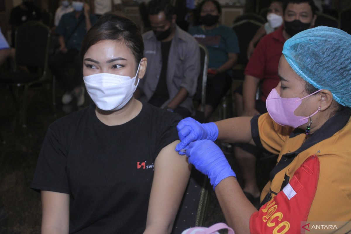 Polda NTT gelar vaksinasi penguat bagi pelaku pariwisata
