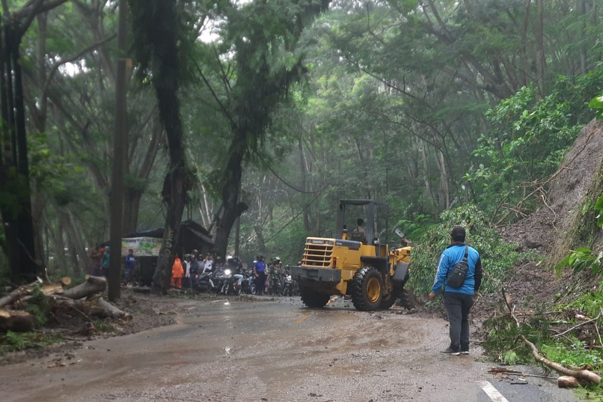 Material longsor tutup jalan nasional Trenggalek-Ponorogo telah dibersihkan