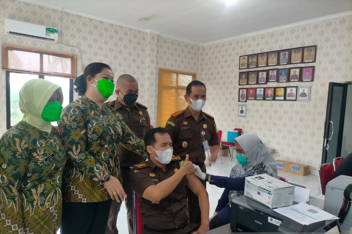 40 pegawai Kejari Singkawang divaksinasi booster