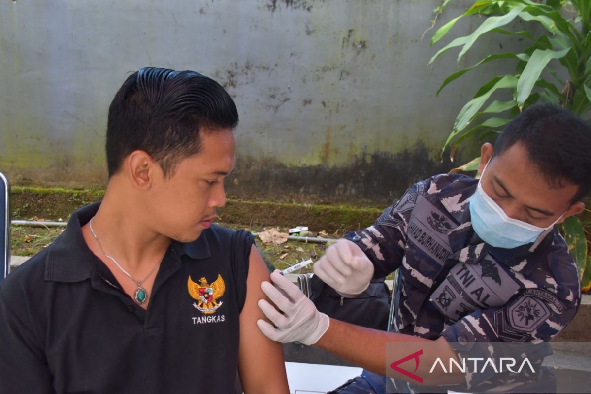 Lantamal Ambon suntik vaksin penguat personil Binda Maluku, bentuk kekebalan kelompok
