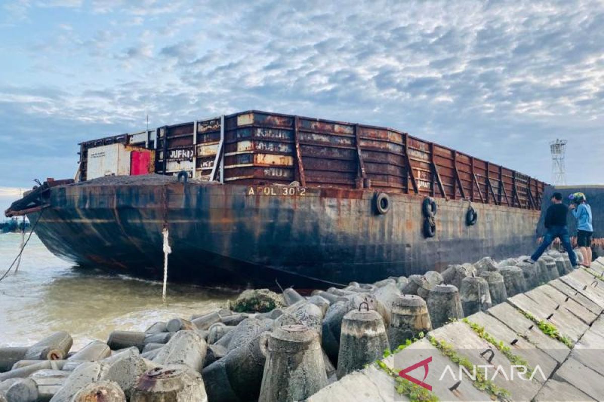 Kapal tongkang hanyut terbawa badai di Aceh Barat, ABK selamat