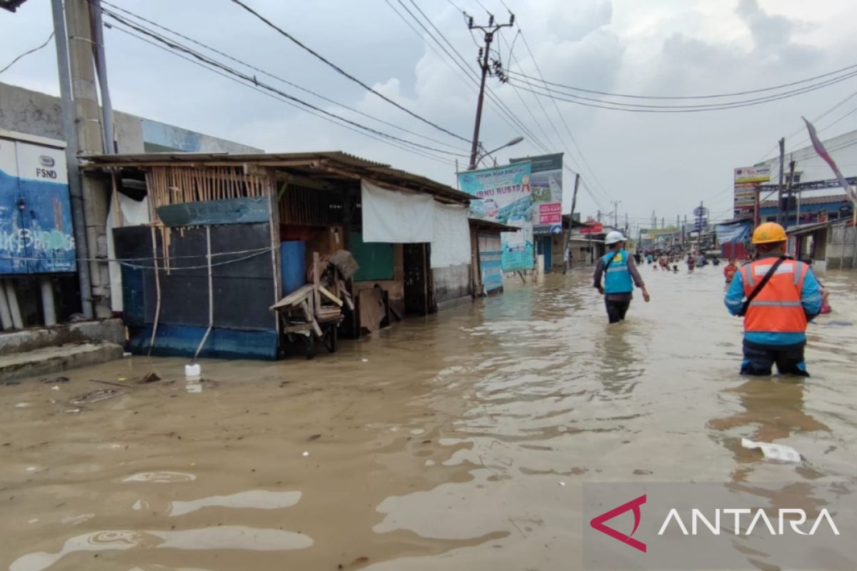 PLN tejunkan puluhan personel pulihkan listrik akibat banjir di Bekasi