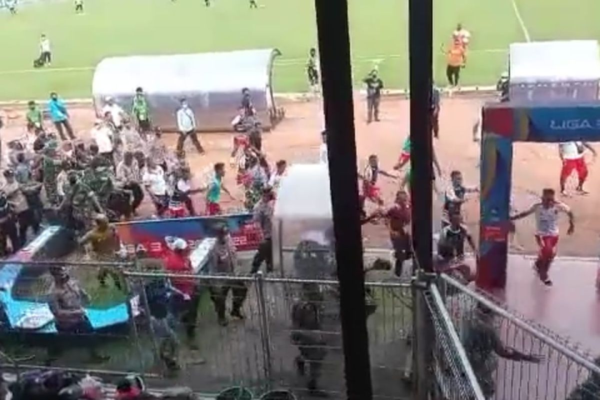 Laga Persedikab Kediri lawan Maluku FC berakhir ricuh