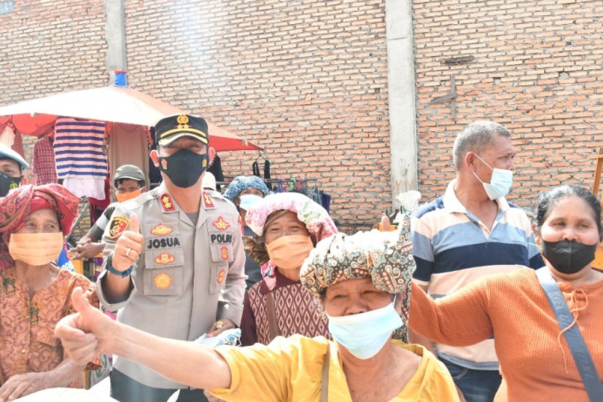 Polres Samosir bagikan masker gratis kepada masyarakat