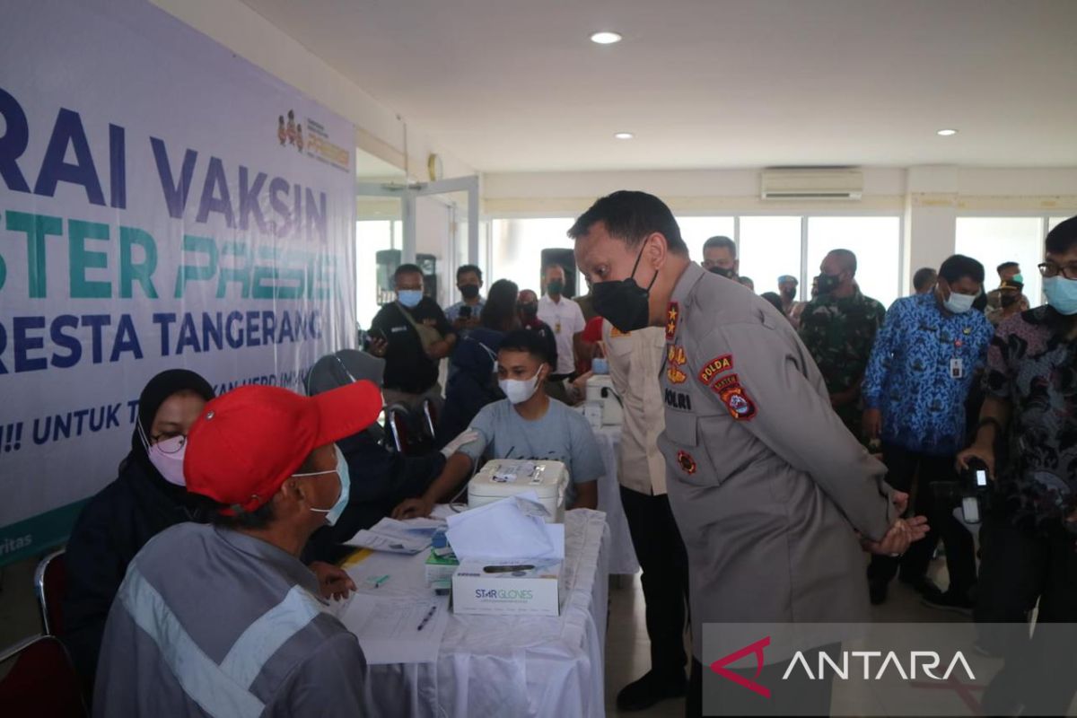 Kapolda Banten tinjau vaksinasi COVID-19 serentak di  Kabupaten Tangerang