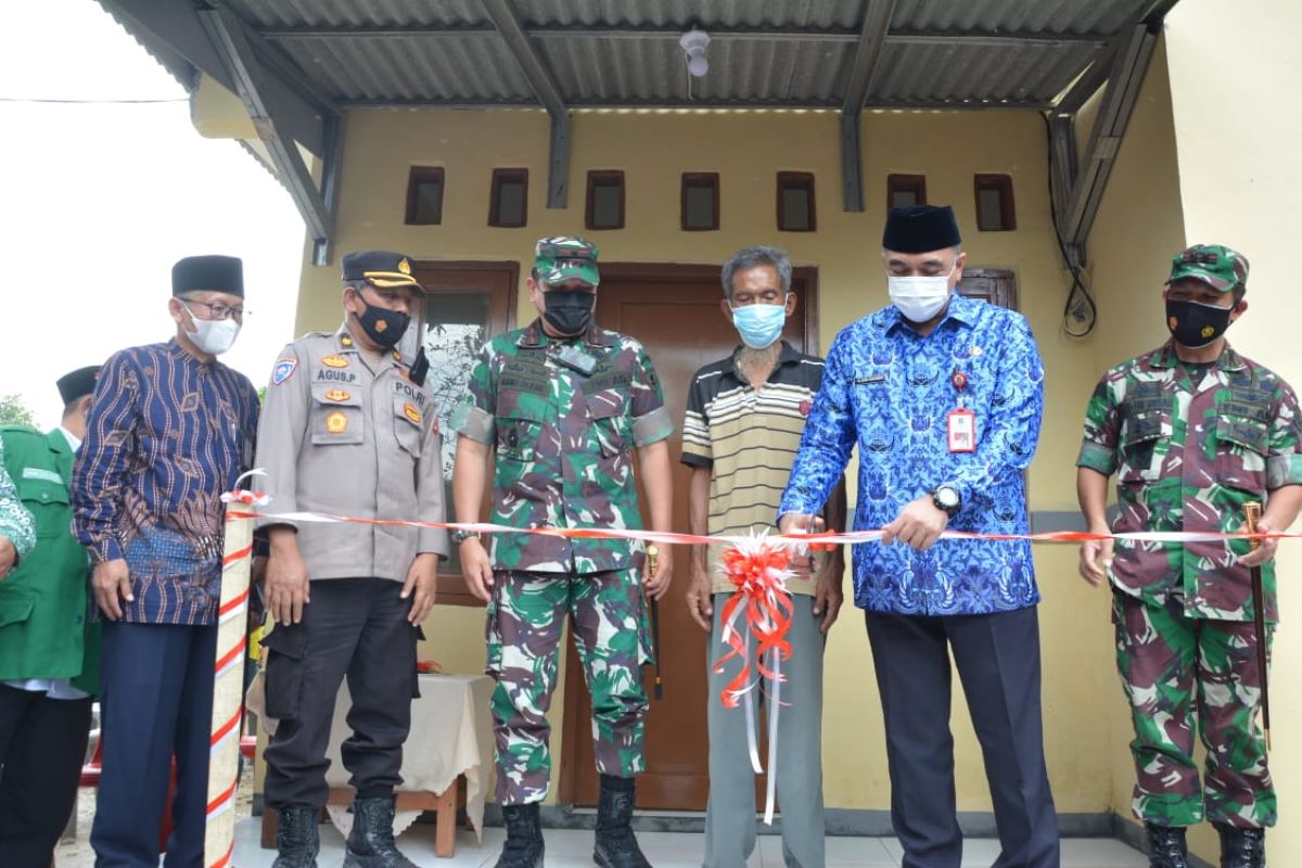 Pemda bersama TNI serahkan rumah layak huni bagi warga di Tangerang