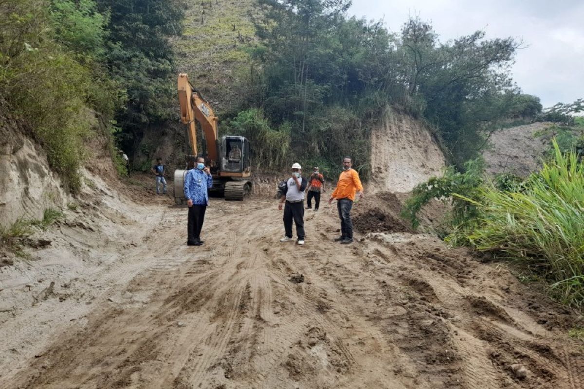 Usai Bupati Dairi kunker ke Tanah Pinem, ruas jalan menuju Alur Subur langsung diperbaiki