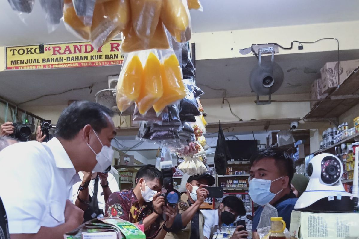 Mendag turun ke pasar memastikan ketersediaan sembako di Makassar