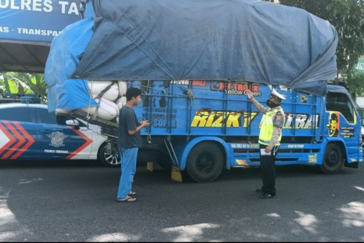 Polisi tilang 9 kendaraan kelebihan muatan di jalur Denpasar-Gilimanuk
