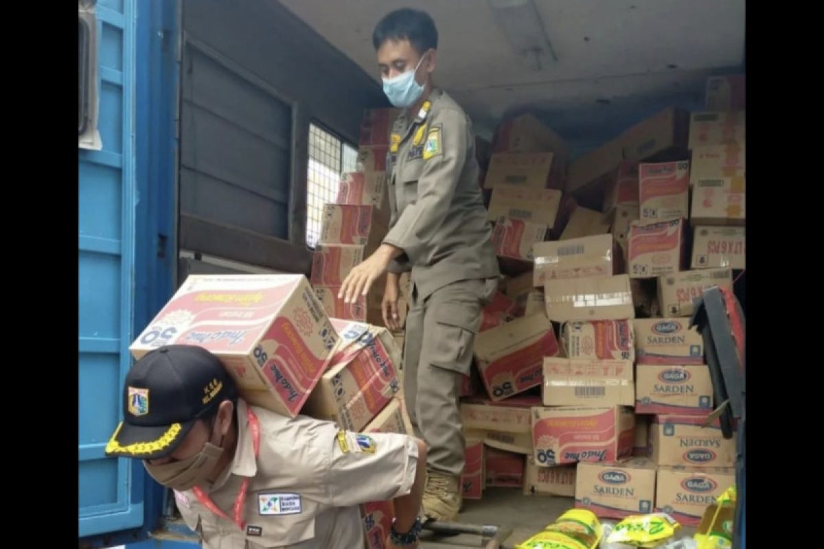 Satpol PP Tanjung Priok bantu angkut bansos warga isoman dari gudang