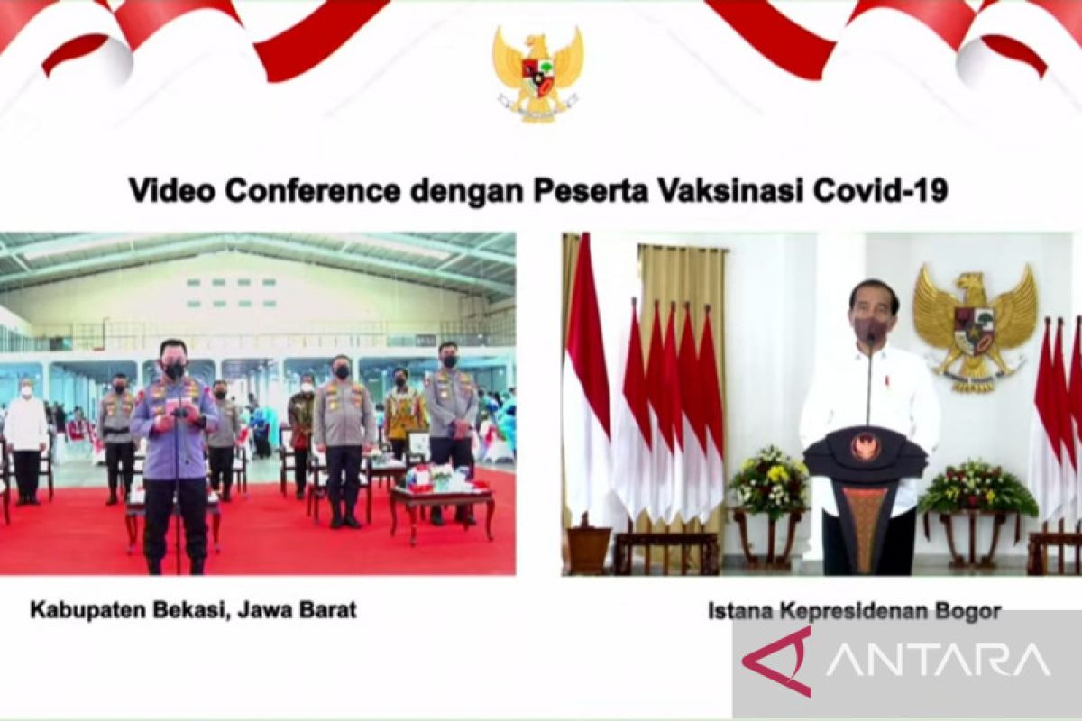 Presiden Jokowi  pantau vaksinasi COVID-19 serentak