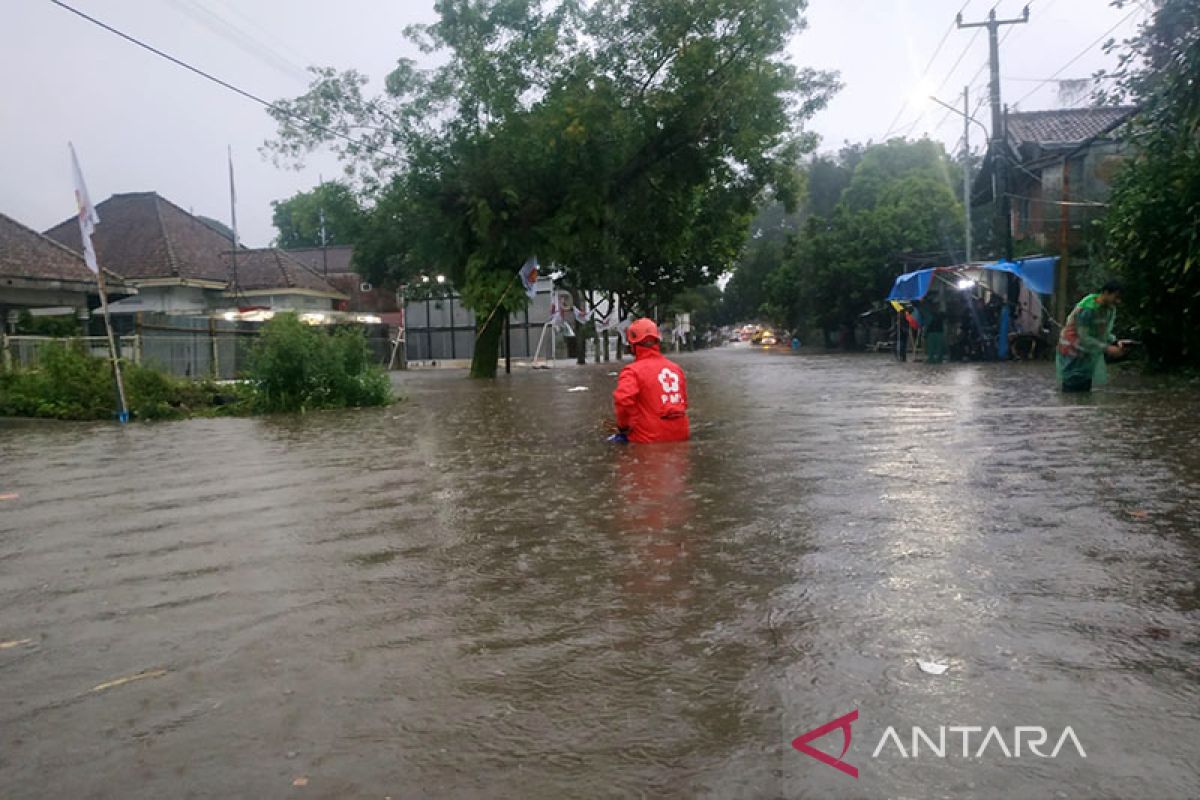 Banjir dan tanah longsor landa 64 titik di Kota Sukabumi Jawa Barat