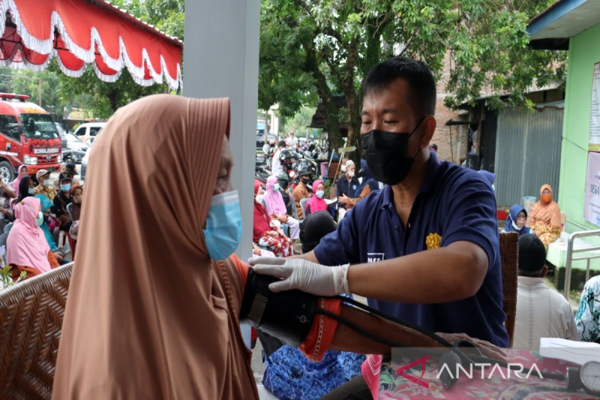 Warga lansia Sukoharjo disuntik vaksin penguat