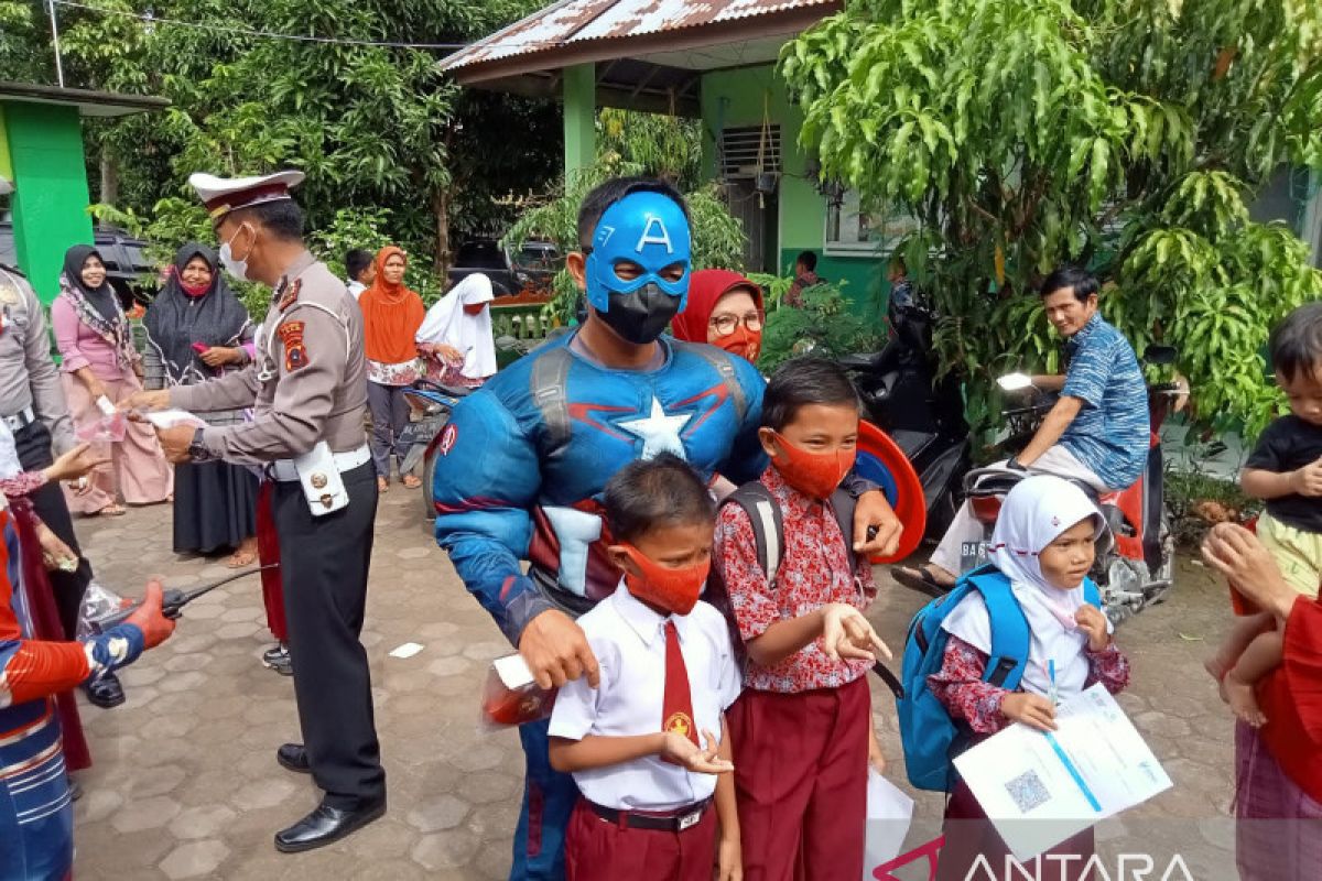 Anggota Polres Agam berpakaian super hero tarik minat siswa divaksin