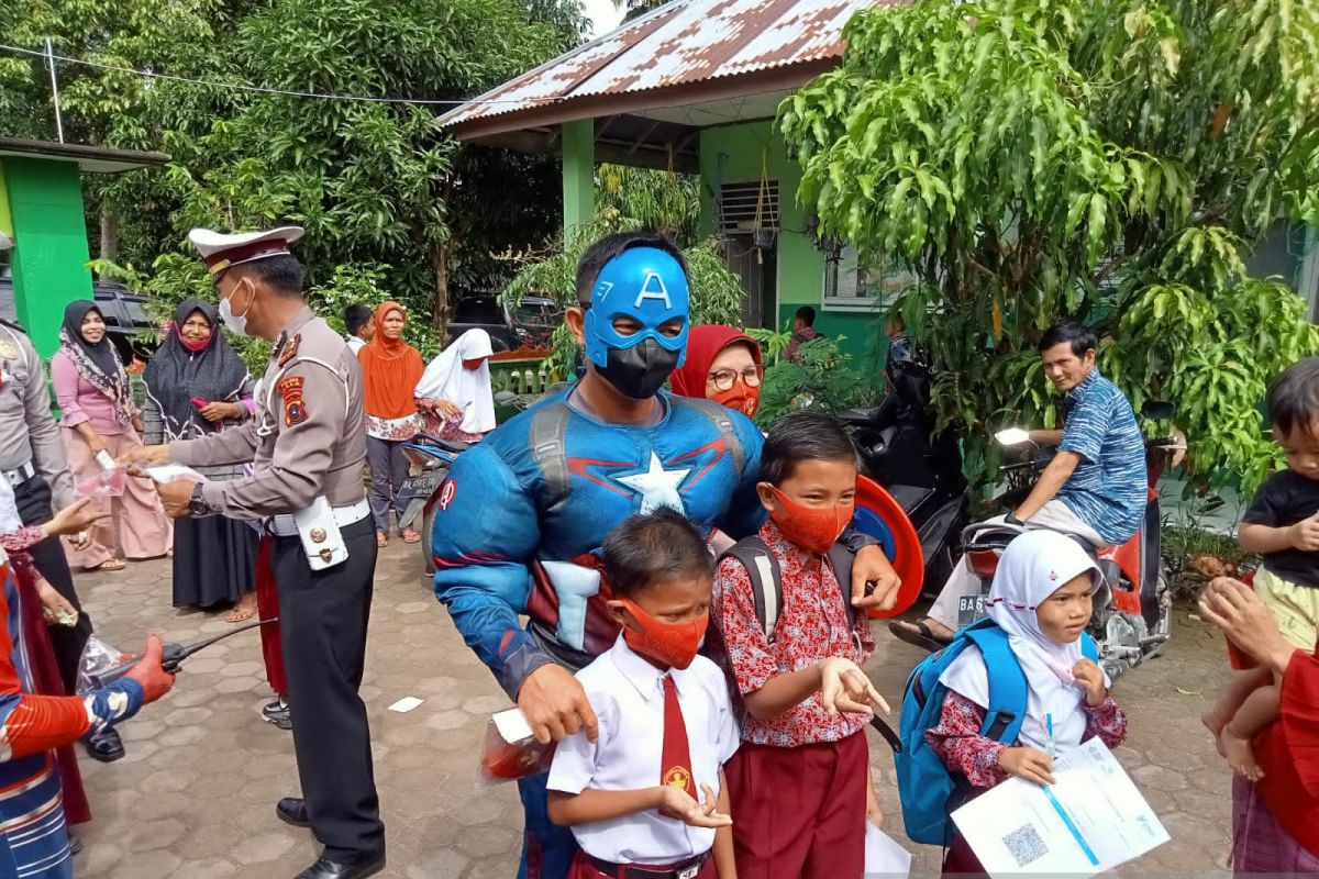 Anggota Polres Agam berpakaian super hero untuk tarik minat siswa divaksinasi