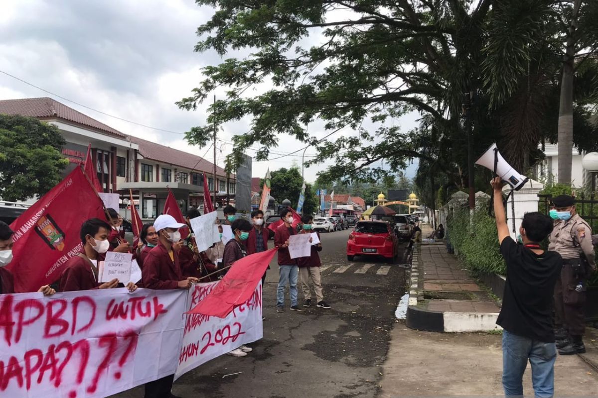 Puluhan mahasiswa unjuk rasa di depan Kantor Bupati Pandeglang