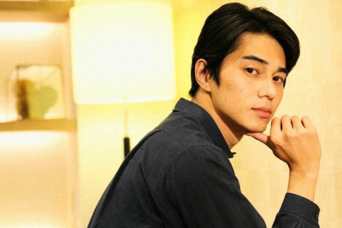 Aktor Jepang Masahiro Higashide diputus kontrak oleh agensi