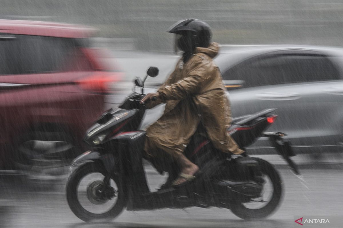 BMKG prakirakan Jakarta berpotensi hujan disertai petir dan angin kencang