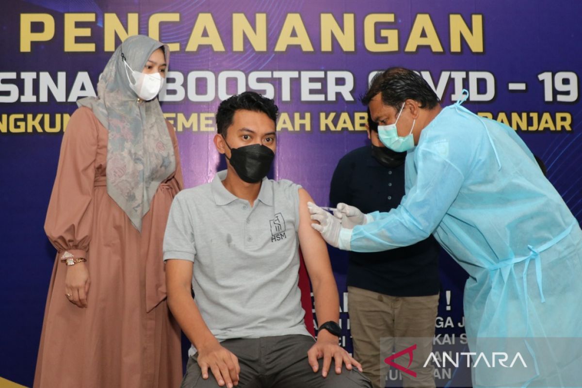 Bupati Saidi Mansyur disuntik vaksin Booster