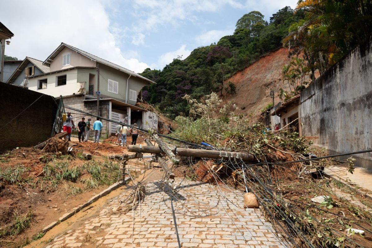 Korban meninggal akibat banjir dan longsor di Brasil jadi 105 orang