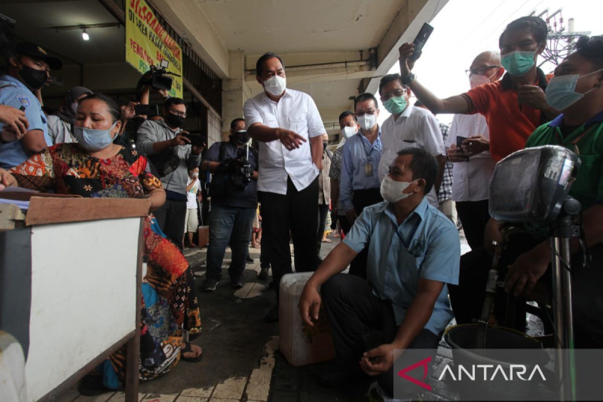 Mendag gerojok minyak curah murah untuk pedagang di Surabaya