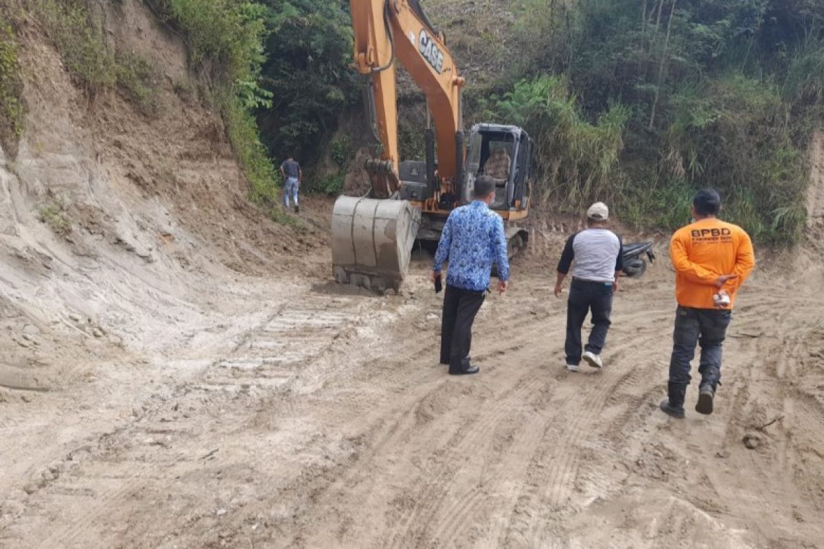 Pemkab Dairi perbaiki jalan rusak di beberapa lokasi