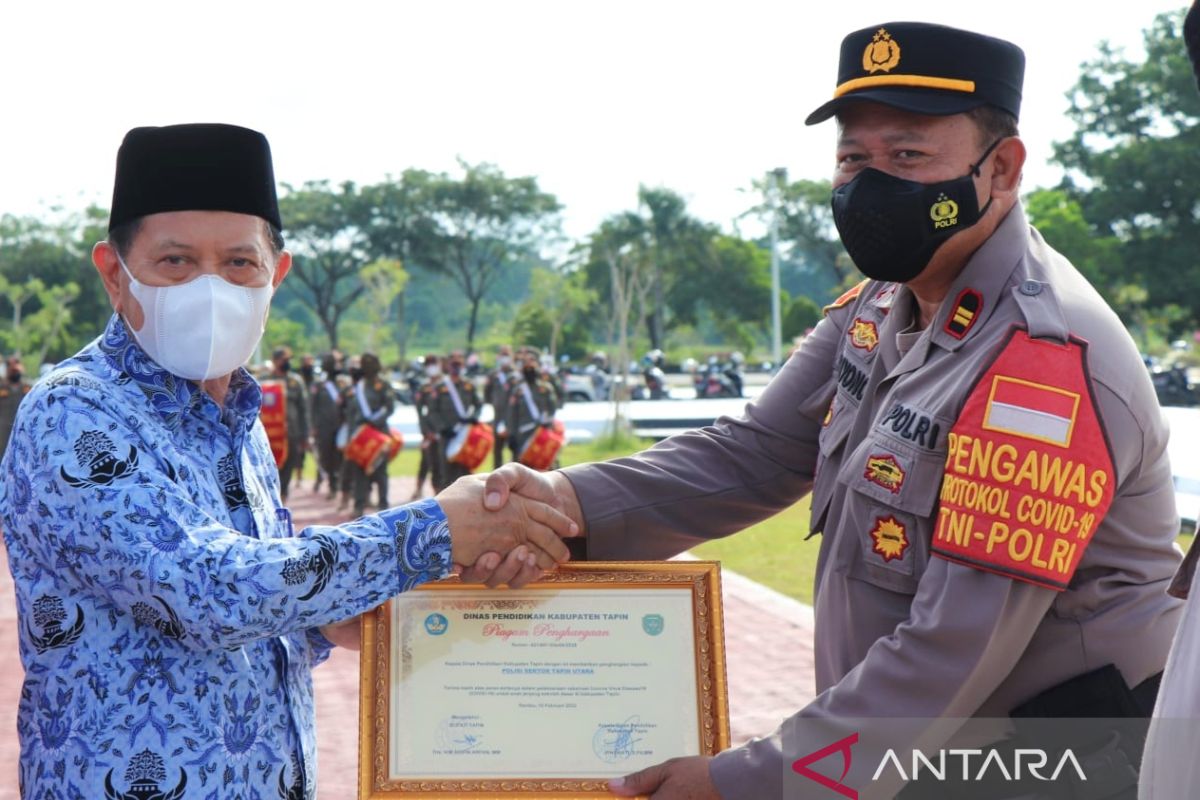 Pemkab Tapin berikan penghargaan untuk delapan Kapolsek atas capaian vaksinasi