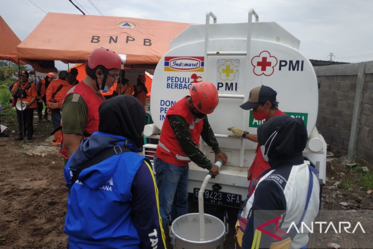 PMI Kota Sukabumi salurkan air bersih ke lokasi bencana banjir di Baros