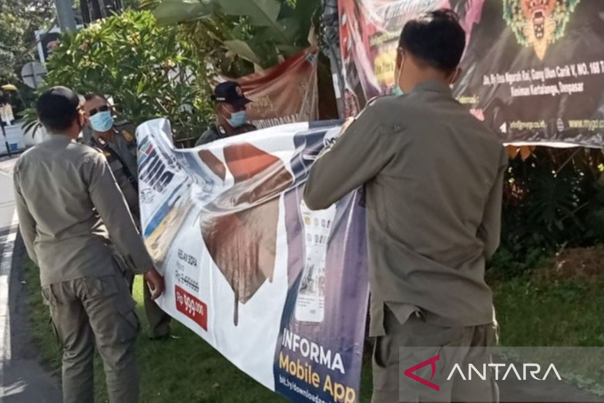 Satpol PP Denpasar tertibkan puluhan spanduk kadaluwarsa