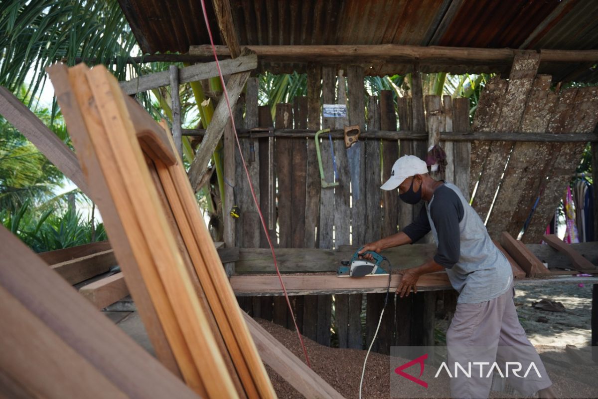 Miliki mesin sirkel, Holidi buat kusen sesuai kebutuhan konsumen