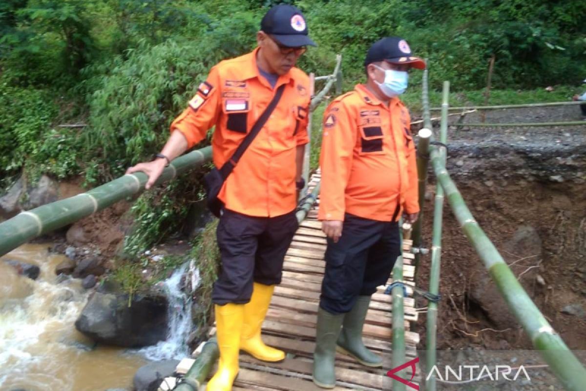 BPBD dan petugas gabungan bangun jembatan darurat di Cibinong-Cianjur