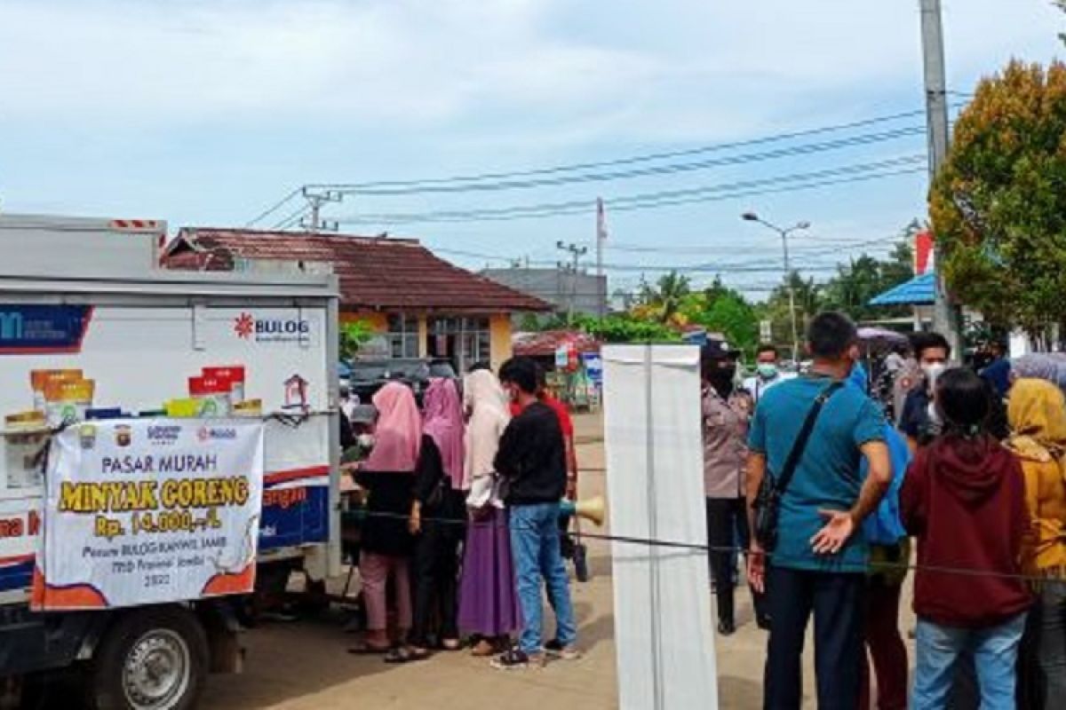 Disperindag Batanghari dan Bulog  gelar  pasar murah minyak goreng