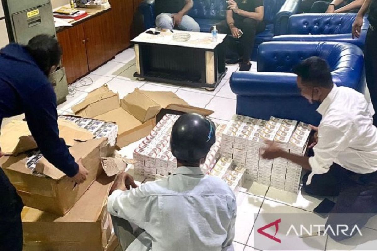Bea Cukai Selatpanjang sita ratusan slop rokok ilegal dari Batam