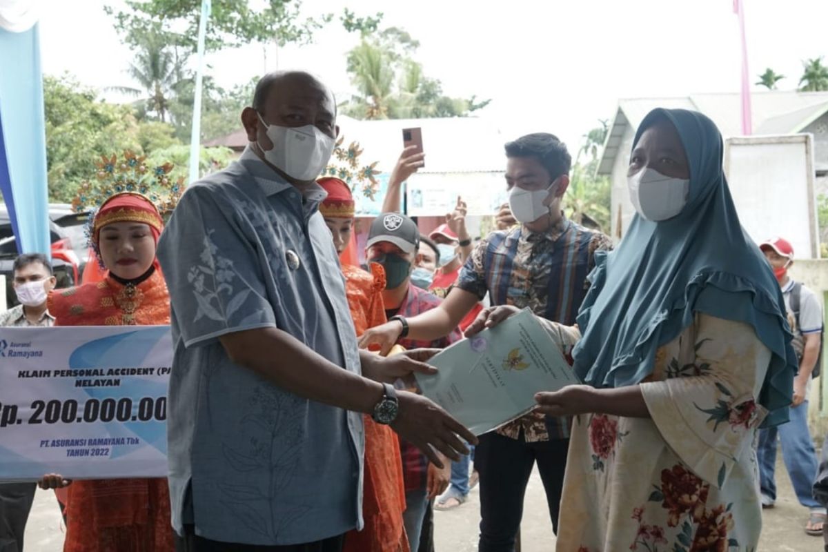 Plt Bupati Langkat Syah Afandin serahkan klaim ansurani kepada keluarga nelayan