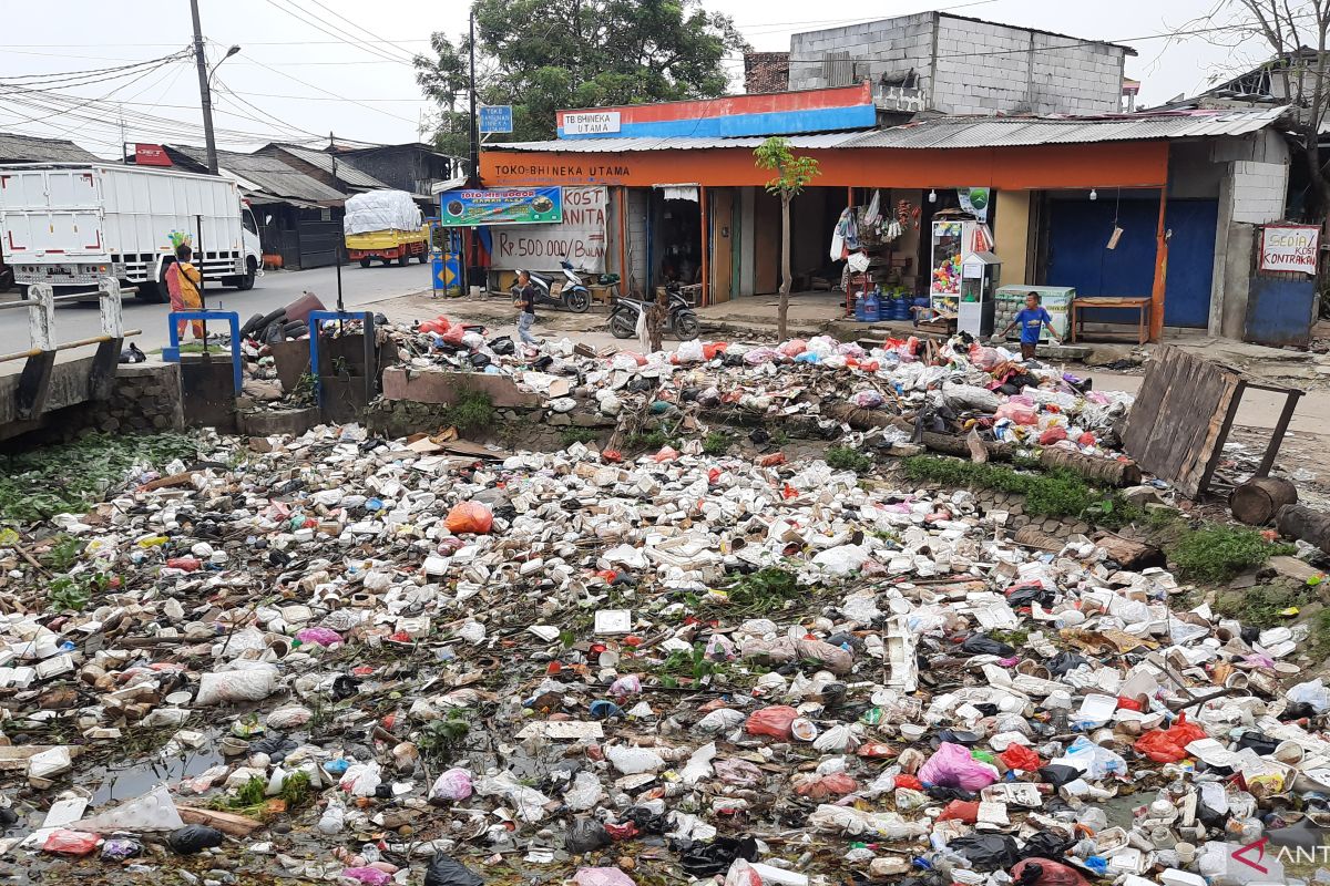 Warga keluhkan tumpukan sampah di pinggir Kalimati Tangerang