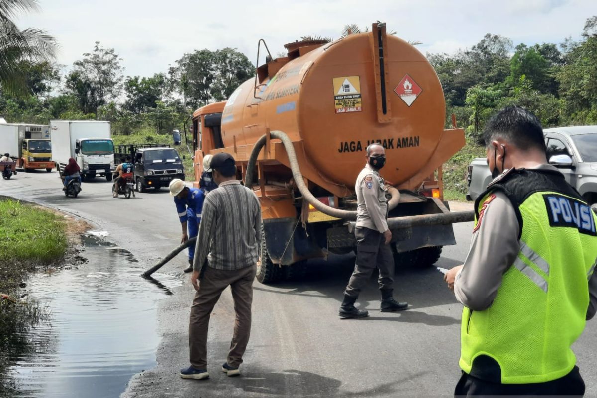 Polisi selidiki pemilik minyak mentah dari truk  terbalik di Jalinsum