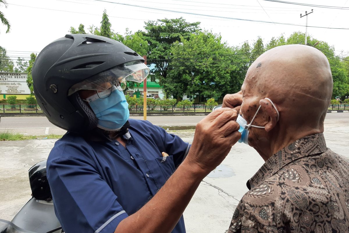 Lansia dan pasien komorbit tetap menggunakan masker saat beraktivitas