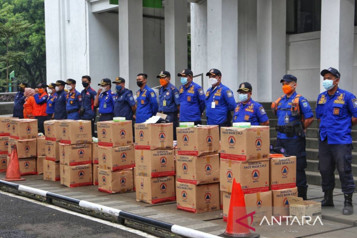 BNPB dan Pemkot Bandung berbagi masker ke 20 titik rawan kerumunan