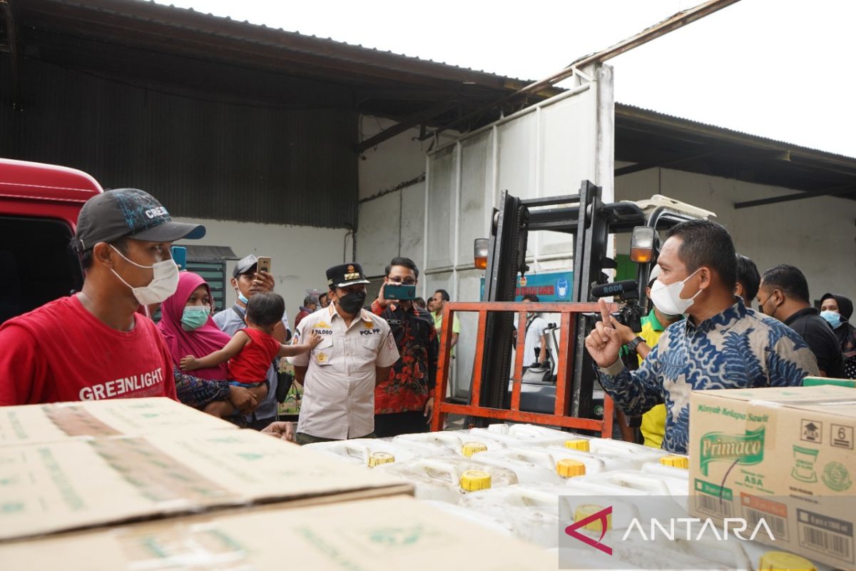 Pemkab Lumajang gelar operasi pasar minyak goreng