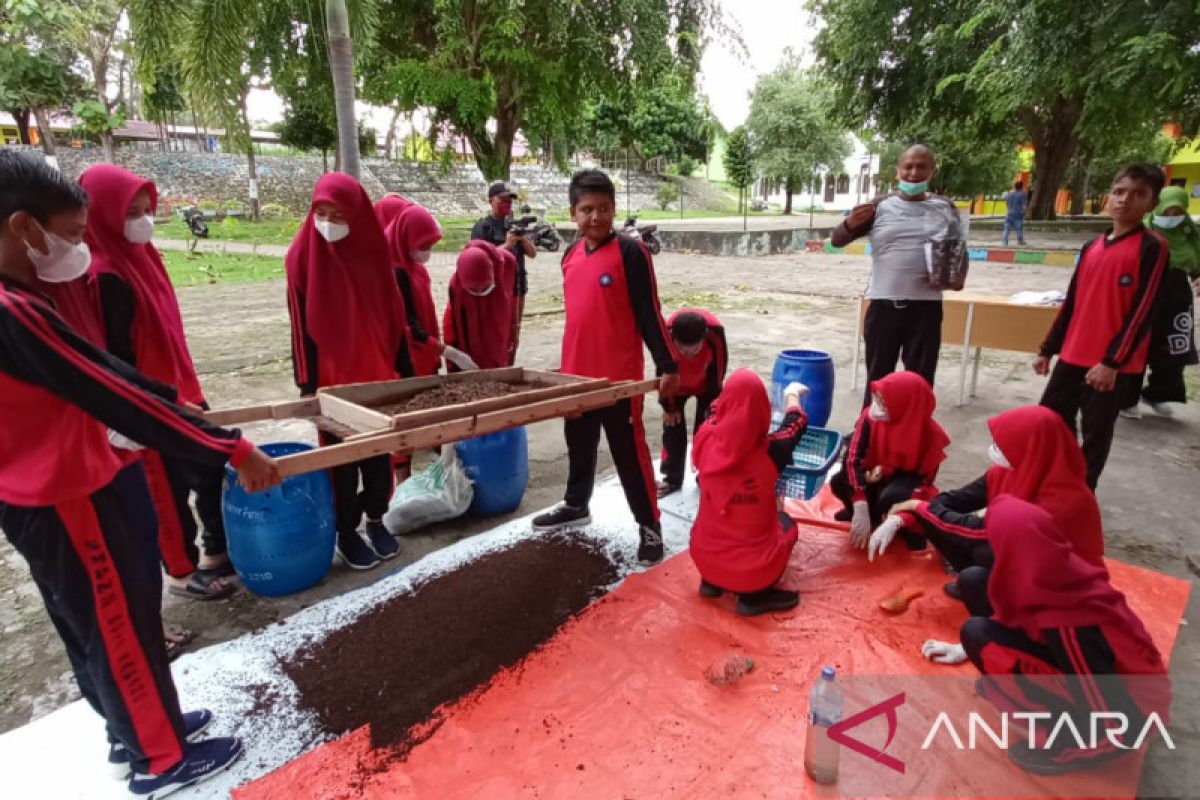 Pelajar sekolah di Sabang olah sampah organik jadi pupuk