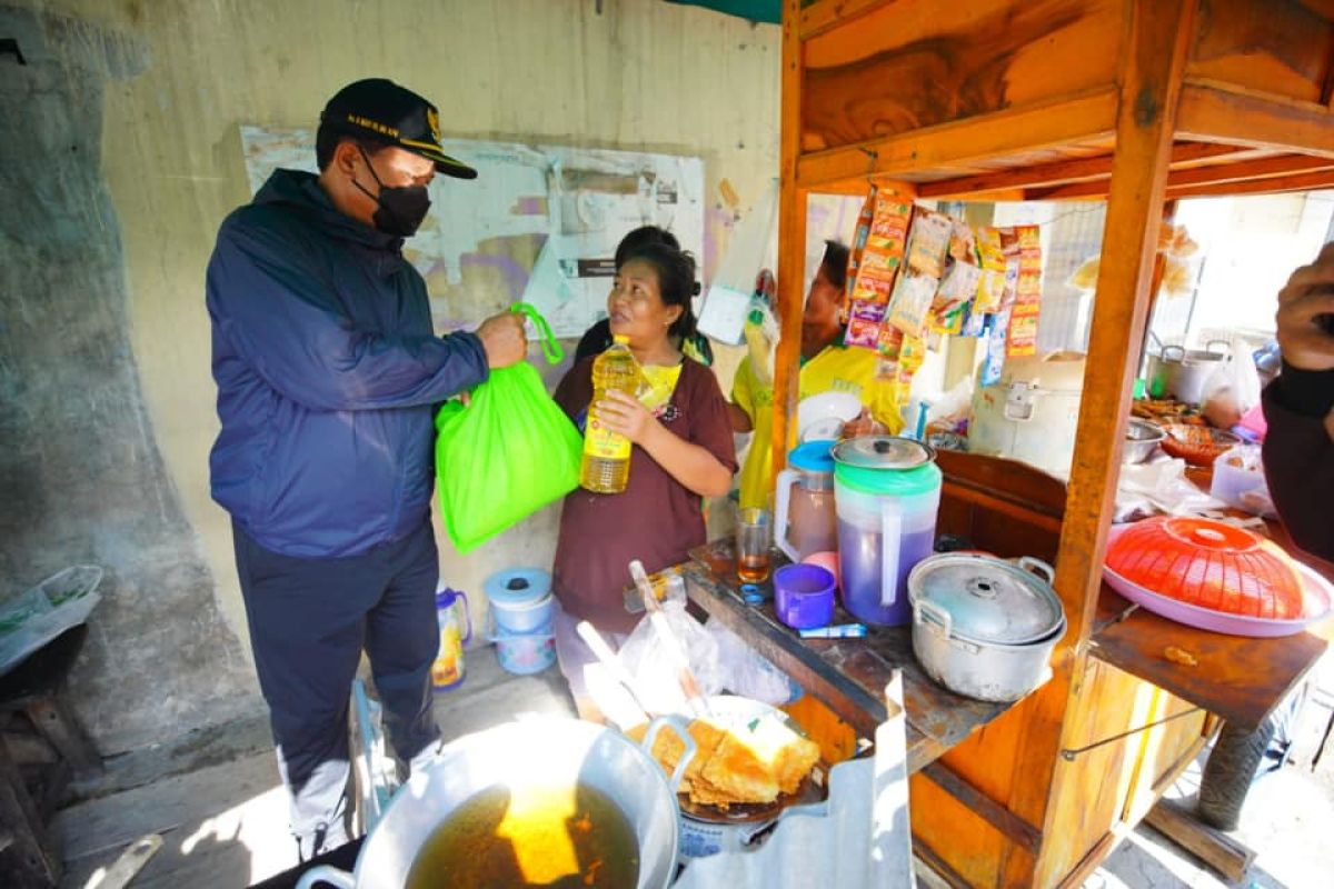 Wali Kota Madiun bagikan minyak goreng gratis ke PKL kuliner