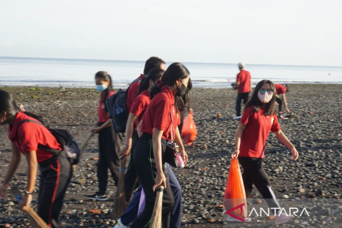 STAHN Mpu Kuturan Singaraja-Bali gencarkan program pembersihan pantai sambut G20