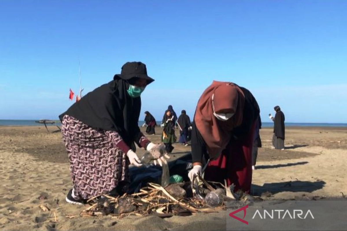 Hari sampah sedunia, DLHK Aceh Barat dan relawan bersihkan sampah di pinggir pantai