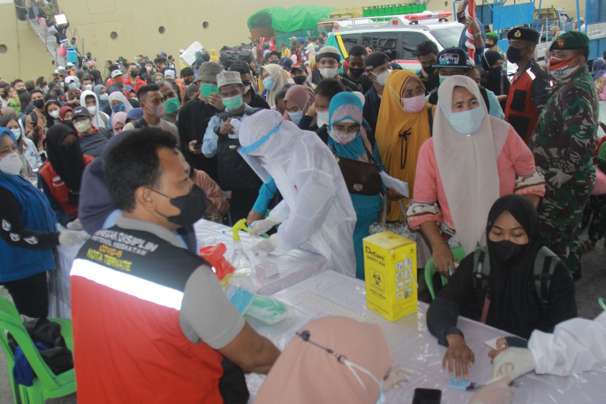 Satgas Ternate laporkan tiga penumpang KM Labobar terpapar virus corona, perkekat pintu masuk